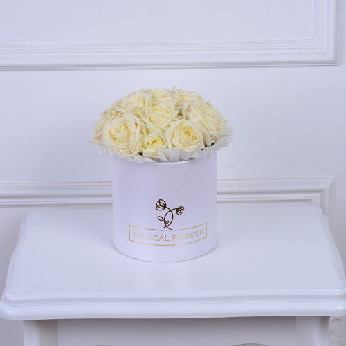 Букет из 11 белых роз в белой шляпной коробке