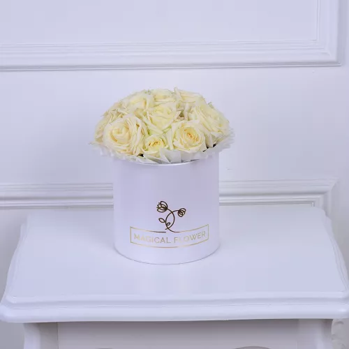 Букет из 11 белых роз в белой шляпной коробке