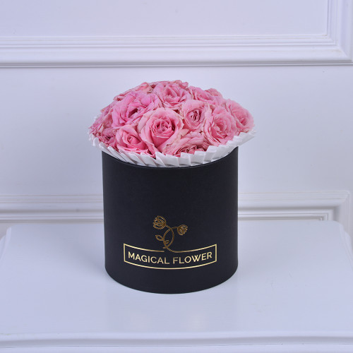 Букет на День матери из 11 розовых роз в черной шляпной коробке