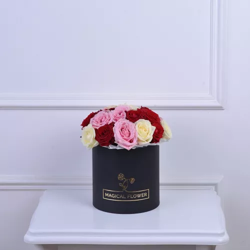 Букет из 15 разноцветных роз в черной шляпной коробке