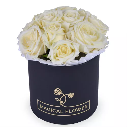 Букет на День матери из 11 белых роз в черной шляпной коробке