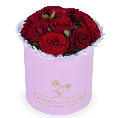 Букет из 11 красных роз в розовой шляпной коробке