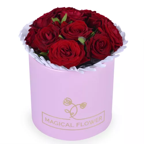 Букет из 11 красных роз в розовой шляпной коробке