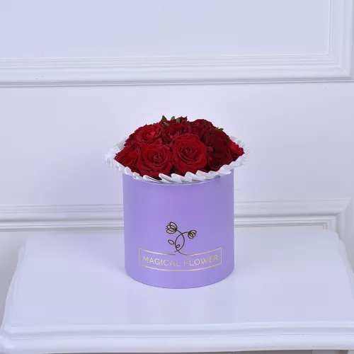 Букет на День матери из 11 красных роз в фиолетовой шляпной коробке