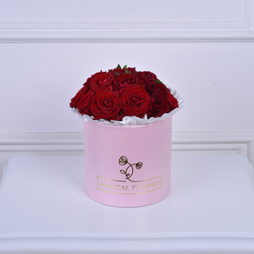 Букет на День матери из 11 красных роз в розовой шляпной коробке