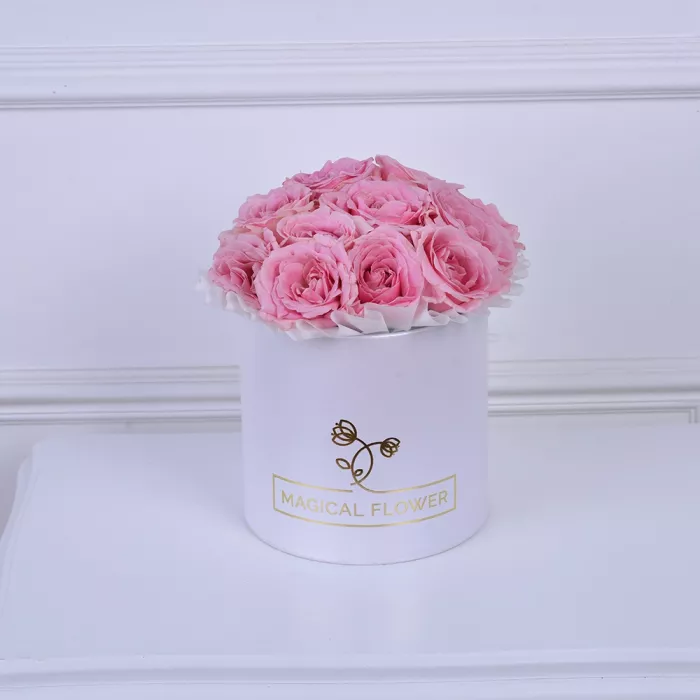 Букет из 11 розовых роз в белой шляпной коробке