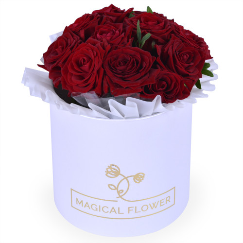 Букет из 11 красных роз в белой шляпной коробке