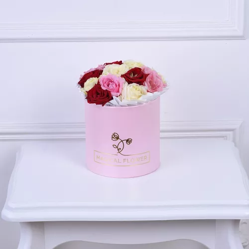 Букет из 11 разноцветных роз в розовой шляпной коробке