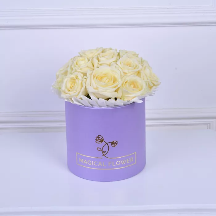 Букет из 11 белых роз в фиолетовой шляпной коробке