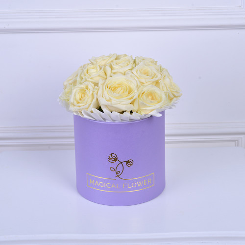 Букет на День матери из 11 белых роз в фиолетовой шляпной коробке
