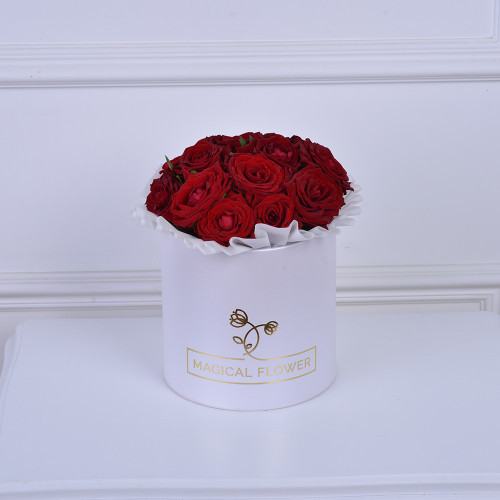 Букет на День матери из 11 красных роз в белой шляпной коробке