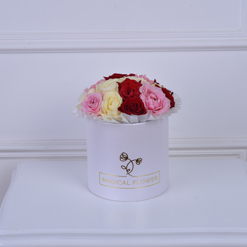 Букет из 11 разноцветных роз в белой шляпной коробке