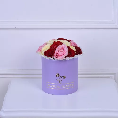 Букет на День матери из 11 разноцветных роз в шляпной коробке