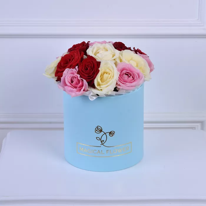 Букет из 11разноцветных роз в голубой шляпной коробке