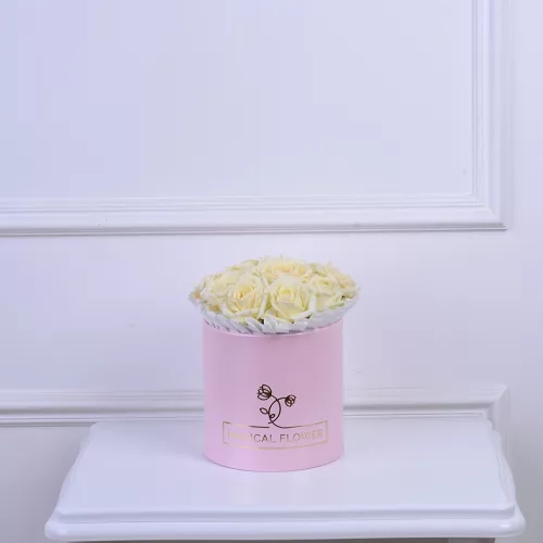 Премиум букет из 11 белых роз в розовой шляпной коробке