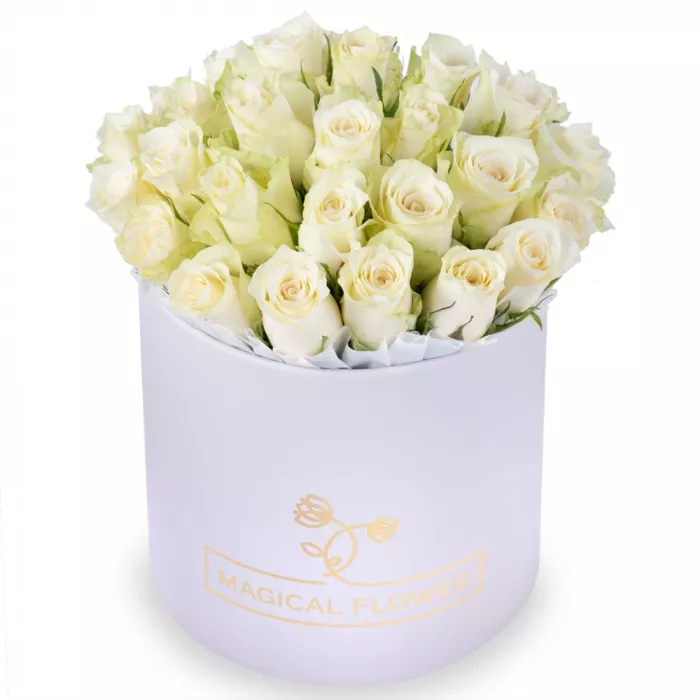 25 белых роз в белой шляпной коробке