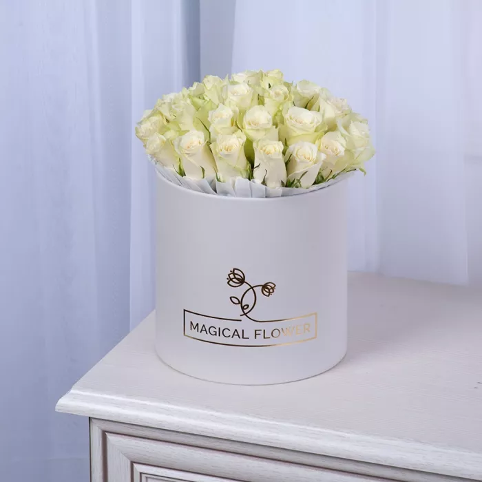 25 белых роз в белой шляпной коробке