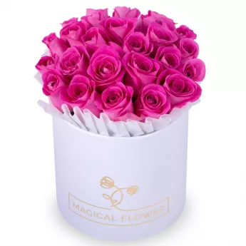 25 розовых роз в белой шляпной коробке