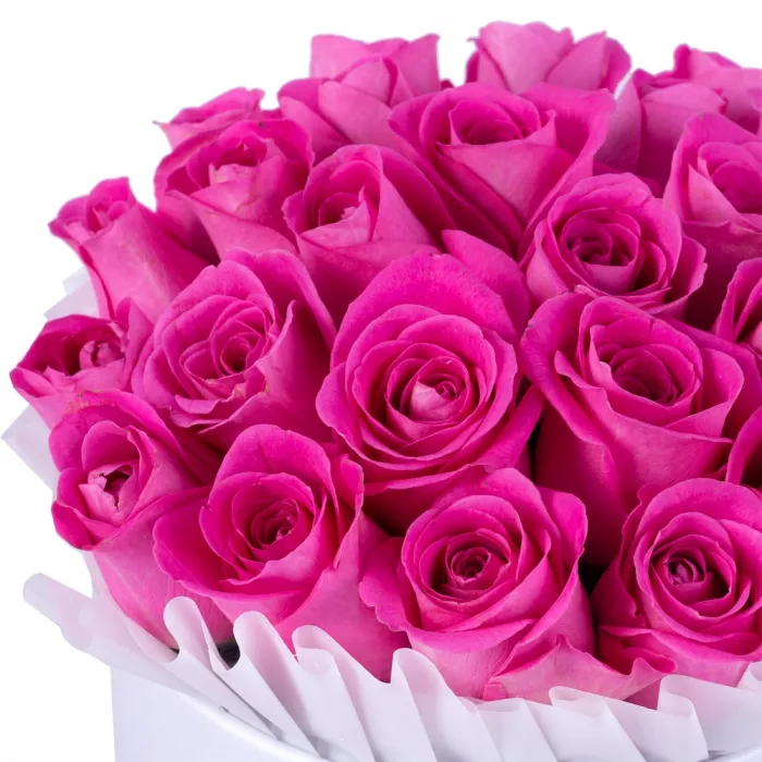 25 розовых роз в белой шляпной коробке