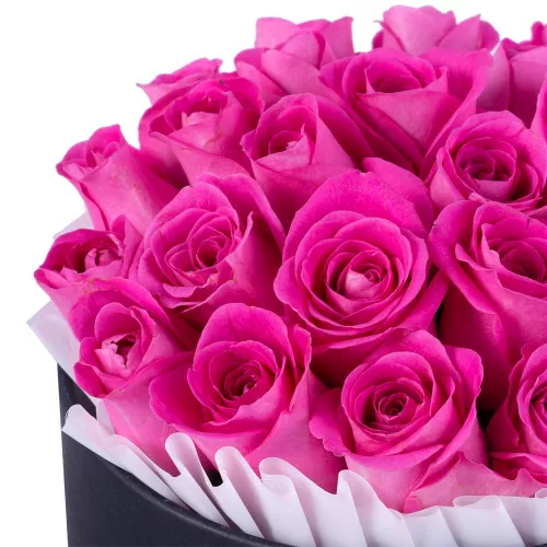 25 розовых роз в черной шляпной коробке