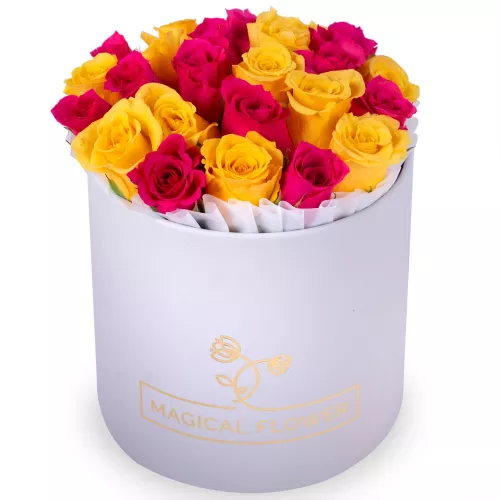 25 разноцветных роз в белой шляпной коробке