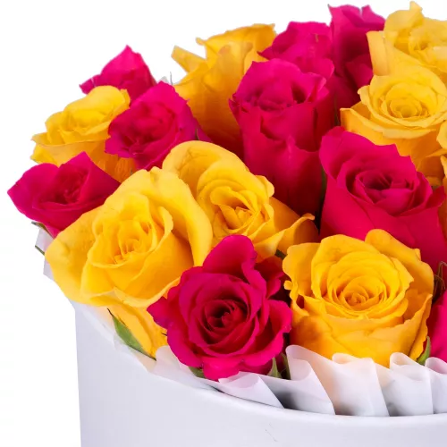 25 разноцветных роз в белой шляпной коробке