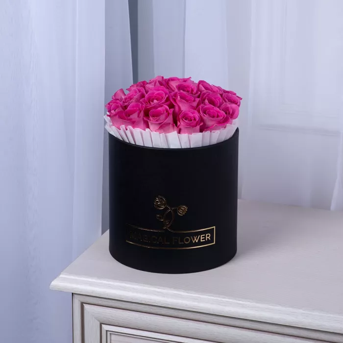 25 розовых роз в черной шляпной коробке