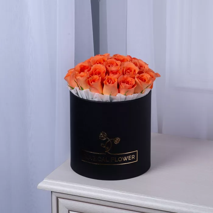 25 оранжевых роз в черной шляпной коробке