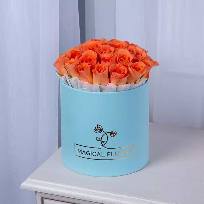25 оранжевых роз в голубой шляпной коробке