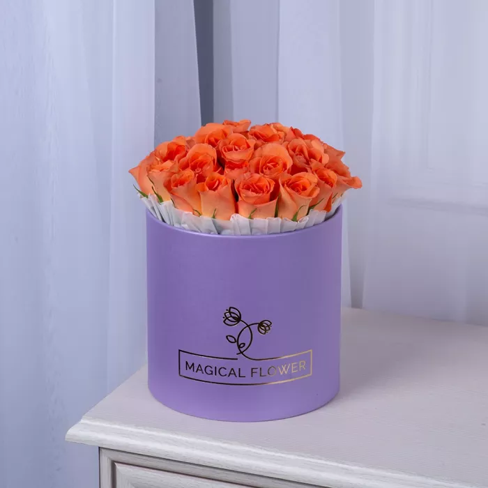 25 оранжевых роз в розовой фиолетовой шляпной коробке