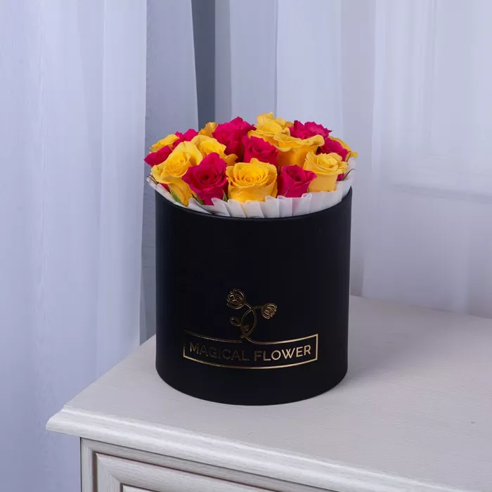 25 разноцветных роз в черной шляпной коробке