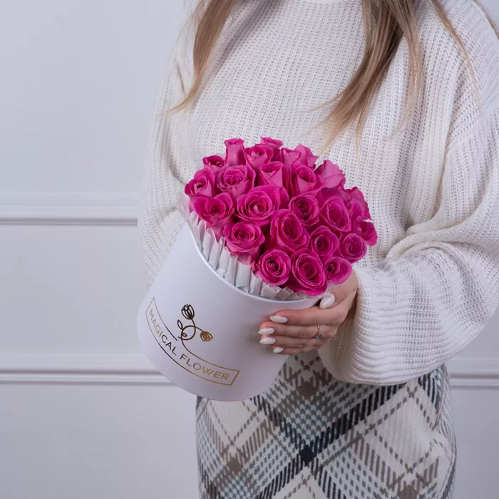 25 розовых роз в белой шляпной коробке