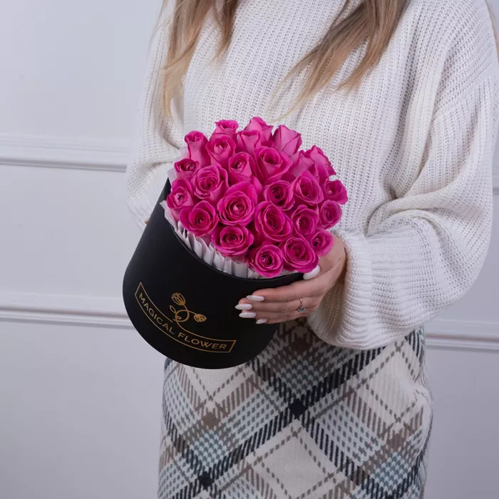25 розовых роз в черной шляпной коробке