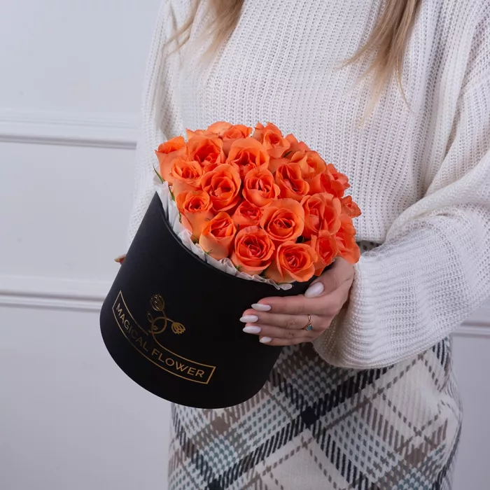 25 оранжевых роз в черной шляпной коробке