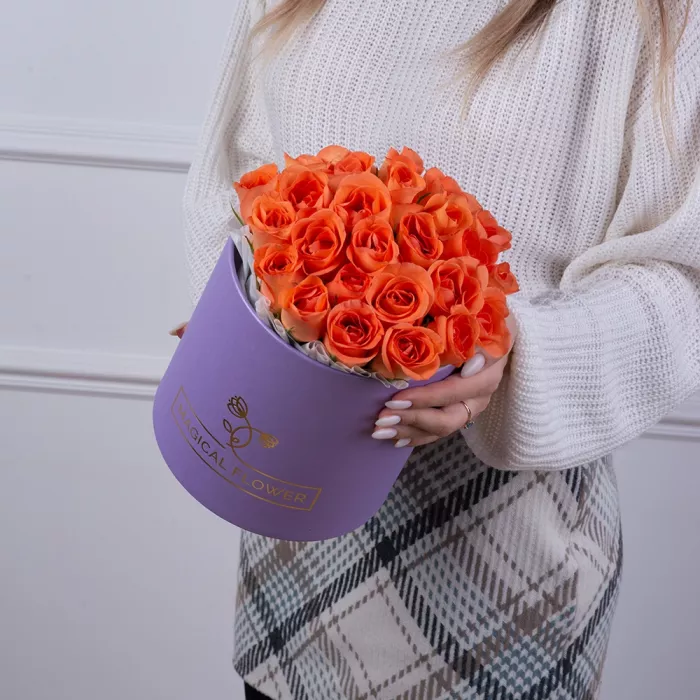 25 оранжевых роз в розовой фиолетовой шляпной коробке