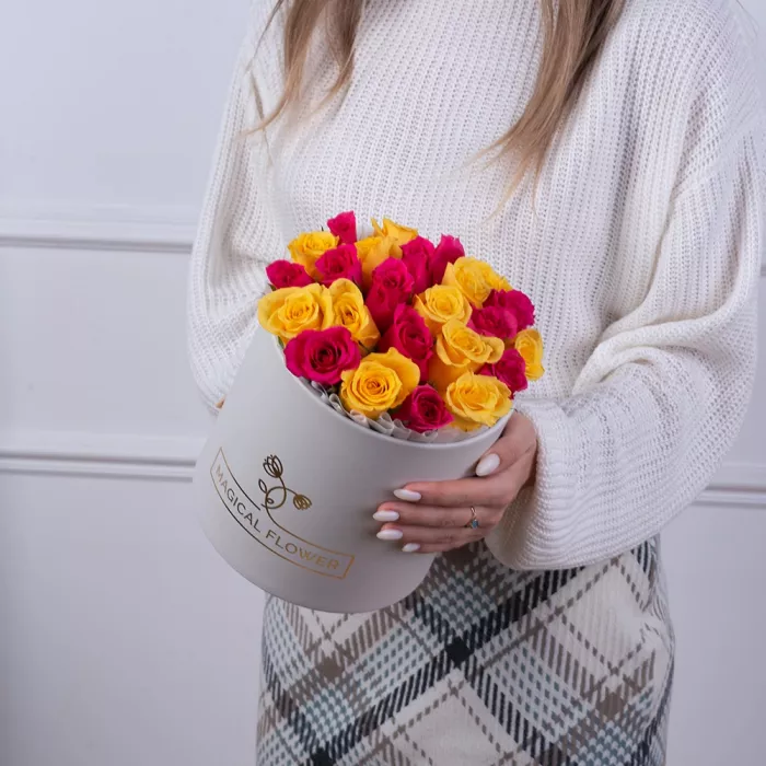 25 разноцветных роз в белой шляпной коробке