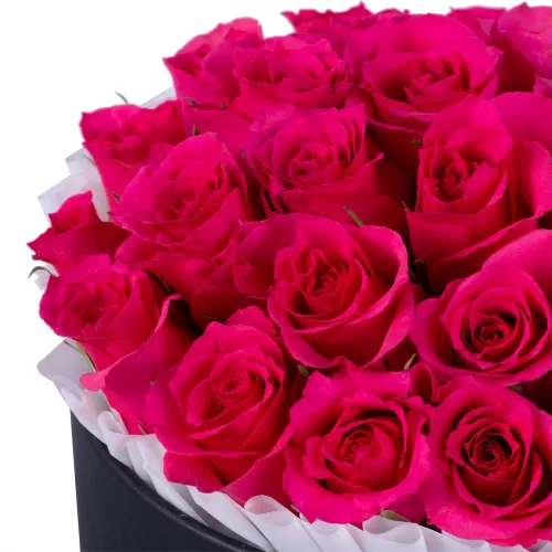 Элитный букет цветов из 25 малиновых роз в черной шляпной коробке