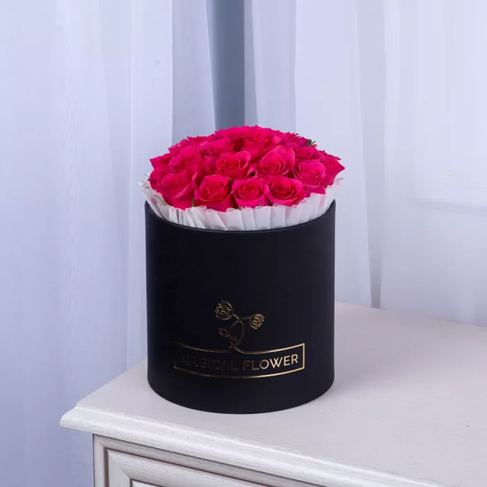 25 малиновых роз в черной шляпной коробке
