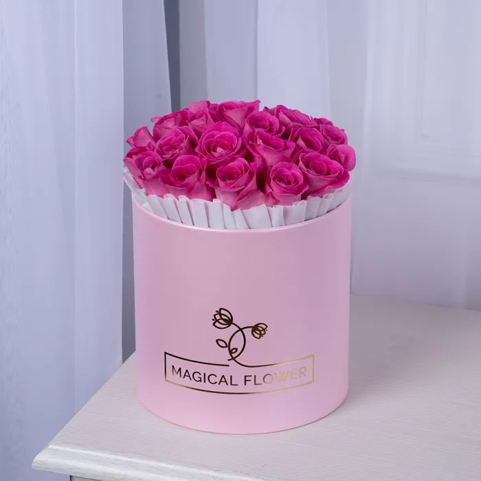 25 розовых роз в розовой шляпной коробке