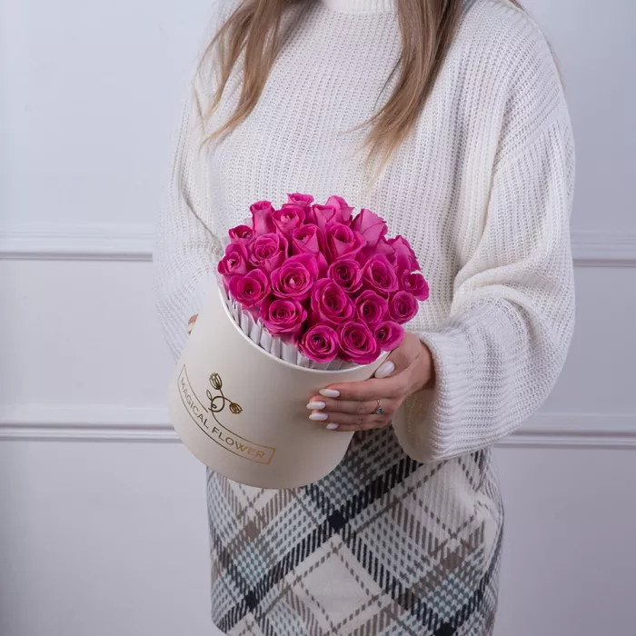 25 розовых роз в кремовой шляпной коробке