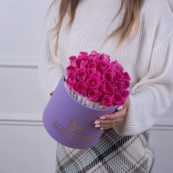 25 розовых роз в фиолетовой шляпной коробке