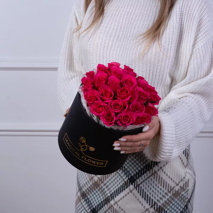 25 малиновых роз в черной шляпной коробке