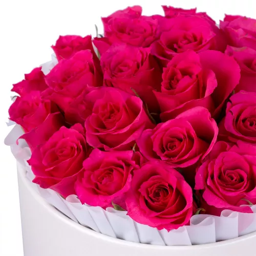 Элитный букет цветов из 25 малиновых роз в кремовой шляпной коробке