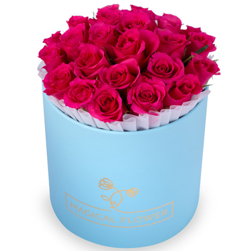 25 малиновых роз в голубой шляпной коробке