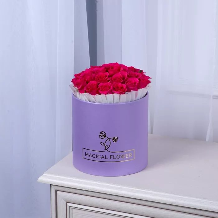 25 малиновых роз в фиолетовой шляпной коробке