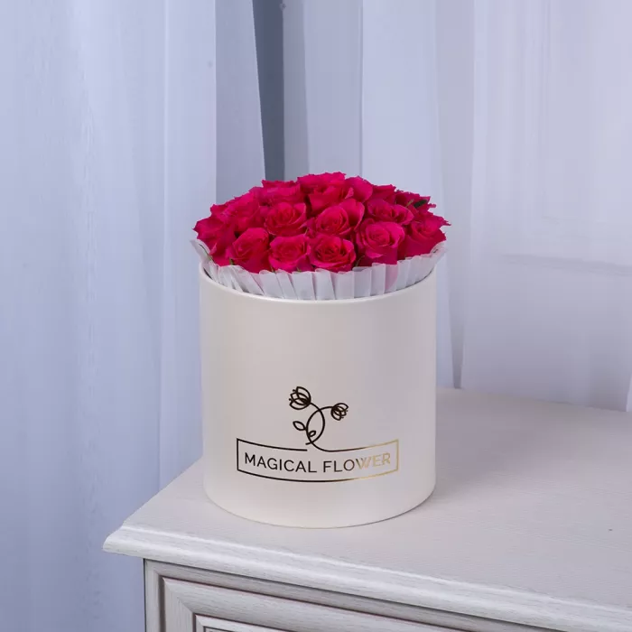 25 малиновых роз в кремовой шляпной коробке