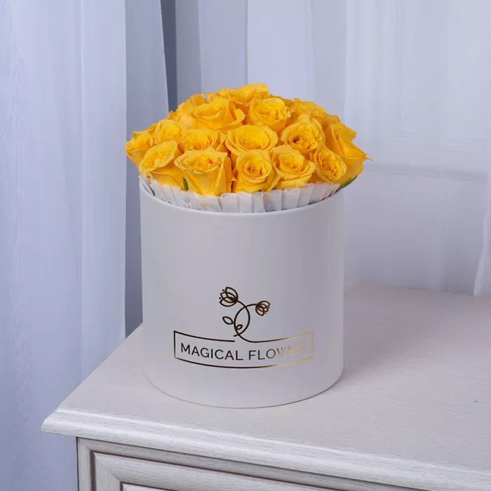 25 желтых роз в белой шляпной коробке