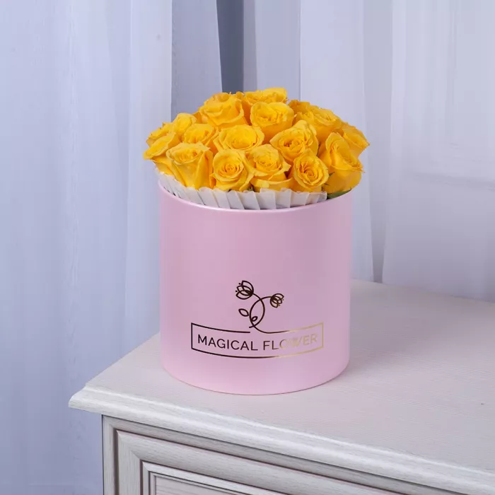 25 желтых роз в розовой шляпной коробке