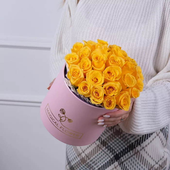 25 желтых роз в розовой шляпной коробке
