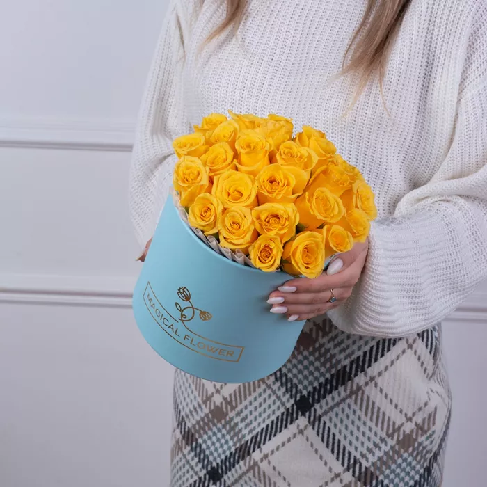25 желтых роз в голубой шляпной коробке